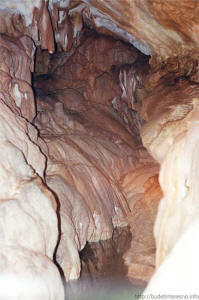 Озерцо в дальней части пещеры